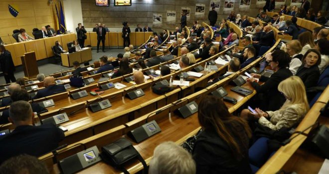 SDA p(r)oziva Miokovića: Neka prestane kršiti Poslovnik i sazove sjednicu o fiskalnim reformama! 