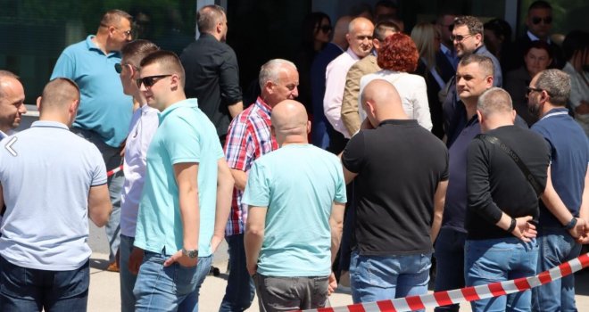 Ispred Suda BiH odjekuje 'Mile, Mile': Novi cirkus pred ročište Miloradu Dodiku