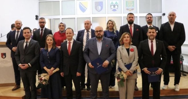Trojka ima danas ključni sastanak oko Vlade KS, ko ispada iz većine?