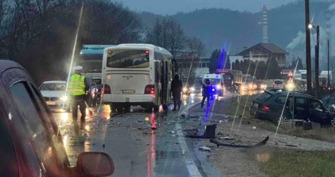 Sudar kod Maglaja, tri osobe povrijeđene, saobraćaj otežan na M-17 