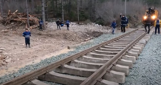 Vozovi kreću ka jugu, možda već i večeras: Privrednici tek trebaju sabrati štete