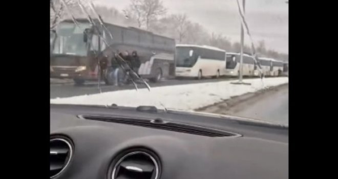 Kamenovan autobus iz Republike Srpske, vraćao se sa skupa SNS-a u Sremskoj Mitrovici 