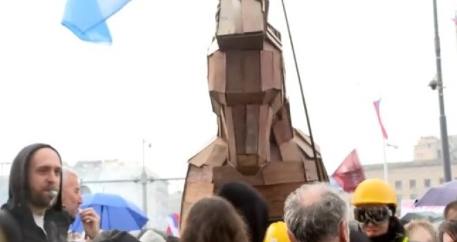 Šta vlastima poručuje trojanski konj koga su studenti dovezli na protest: Citat iz Ustava Srbije kaže...