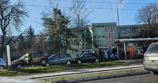 Haos u Sarajevu: Lančani sudar deset vozila, ima i povrijeđenih