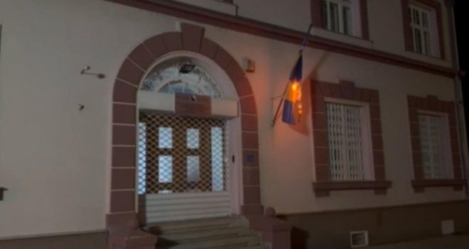 Zbog paljenja bh. zastave privedene majka i kćerka, šta im je bio motiv?