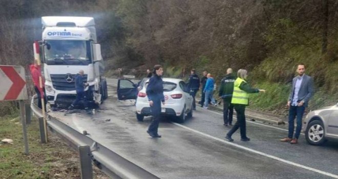 Stravičan udes u Jablanici: U sudaru tri vozila poginula jedna osoba, saobraćaj obustavljen