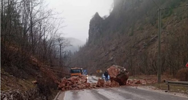 Veliki odron na putu prema Palama, zemlja i kamenje na cesti, saobraćaj obustavljen