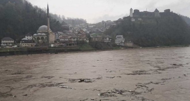 Haos u Maglaju: Rijeke zamućene, saobraćaj obustavljen