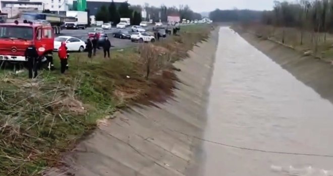 Oglasili se iz MUP-a TK: Policajci skočili u nabujalu Jalu za kriminalcem, voda ih odmah počela nekontrolisano nositi 