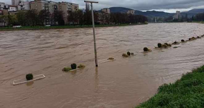 Žena u Kaknju skočila u nabujalu rijeku Bosnu, specijalci u potrazi za tijelom