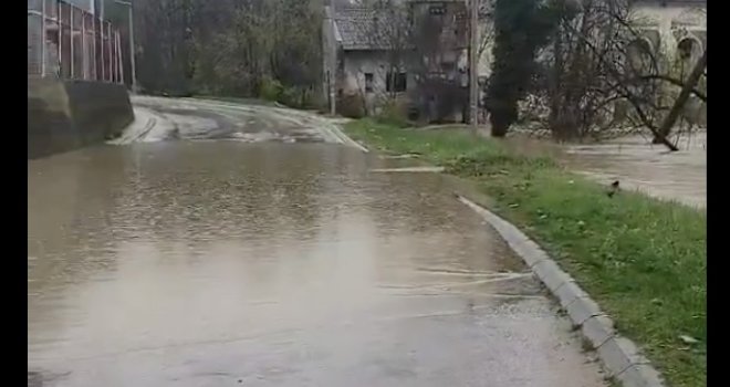 Haotično i u Banjaluci: Rijeke se izlile iz korita, više naselja odsječeno