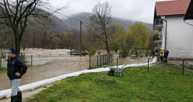 Ključ na ivici poplave, vreće s pijeskom sprečile katastrofu... Srebrenik poplavljen, aktivirana nova klizišta!