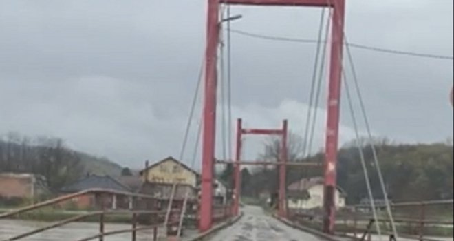 Strahuje se da će poplaviti most koji vodi za Sanski Most i Ljubiju