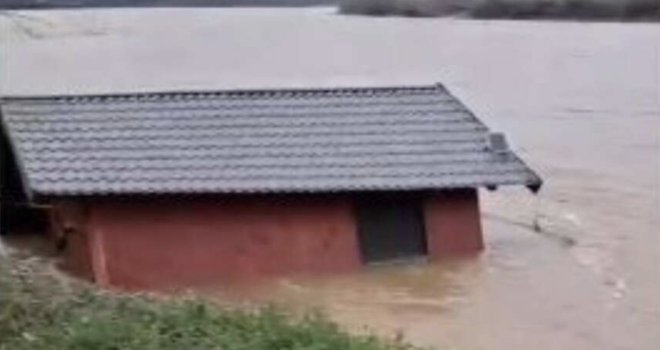 Poplave u Odžaku napravile haos: Vikendica pluta rijekom!