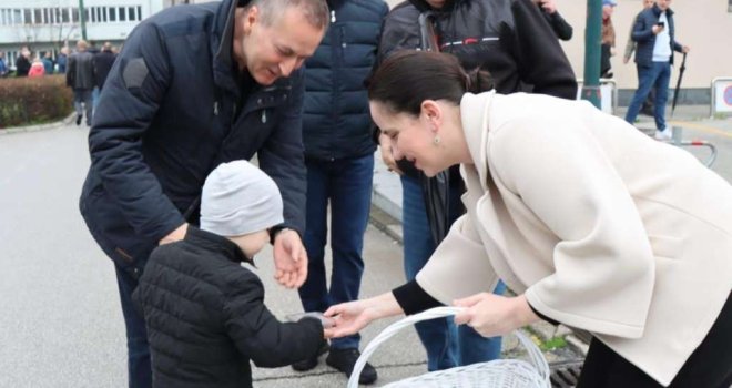 Benjamina Karić nastavlja tradiciju: Načelnica Općine Novo Sarajevo podijelila bajramske baklave vjernicima ispred džamije Hrasno