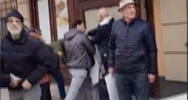 Nožem ranjena dekanesa Filozofskog fakulteta u Nišu, prolaznici razoružali napadačicu