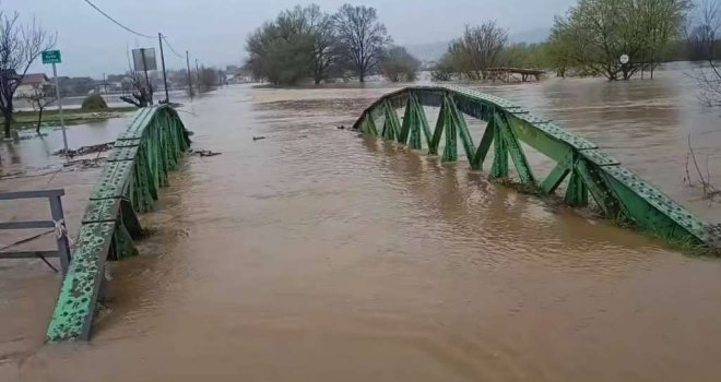 Krajina pod vodom: Obilne kiše napravile haos, radnici ŠPD-a uspjeli izaći kroz prozor, na krovu vozila čekali pomoć