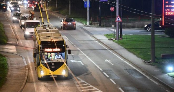 Ministar Šteta među prvim putnicima: Nakon 33 godine, novi trolejbus krenuo od centra Sarajeva do Vogošće