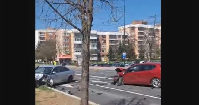 Teška saobraćajna nesreća na Dobrinji, dvije osobe hitno prebačene na KCUS