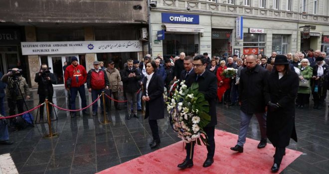 Polaganjem cvijeća ispred Vječne vatre počelo obilježavanje Dana grada Sarajeva