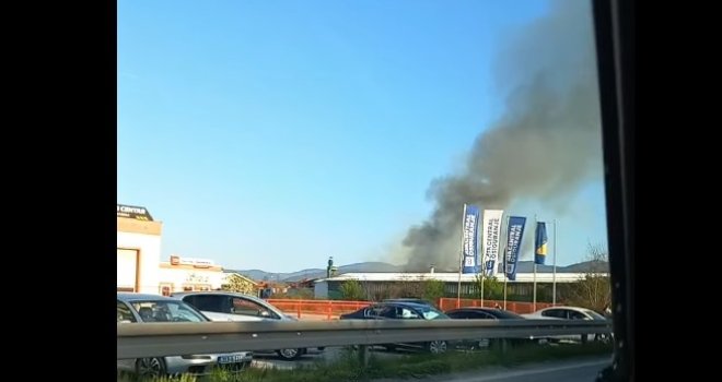 Sa krova firme širi se gusti crni dim, vatra buknula u Peletari koja je potpuno uništena