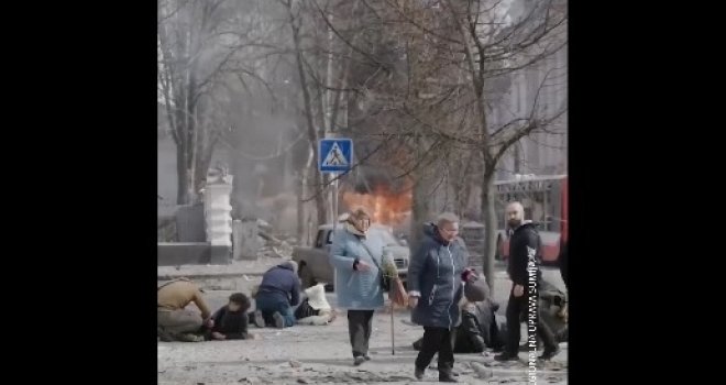 Stravične slike sa sjeveroistoka Ukrajine, mrtvi leže po ulicama: Ruski napad na ukrajinski grad Sumi 