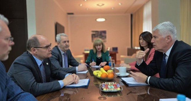 Oglasio se OHR nakon sastanka Schmidta i Čovića: Razgovor o rješavanju aktuelnih političkih, pravnih i ustavnih izazova