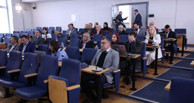 Burno na sjednici Skupštine KS, opozicija nije za Pandurevića: 'Postala je moda da se postavljaju penzioneri za ministre'