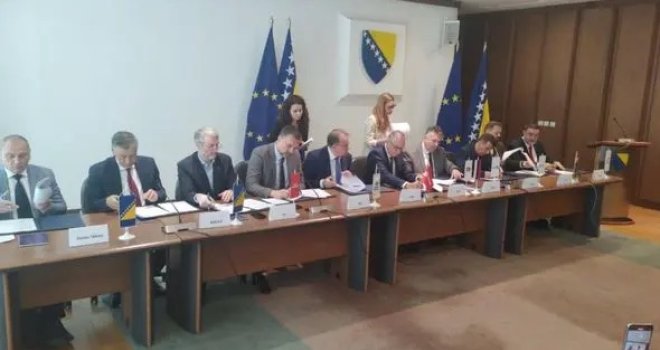 Stranke dvije Trojke, NES, BHI-KF, Naprijed i Zlatko Miletić potpisali platformu koju je predložila opozicija iz RS