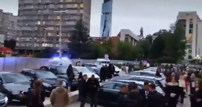 Haos u Sarajevu: Na koga su krenuli maskirani huligani naoružani palicama?