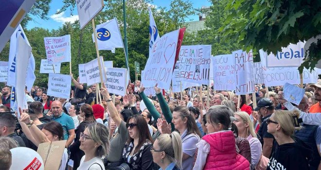 Veliki protest radnika u trgovini:' Nedjelja nije na prodaju'