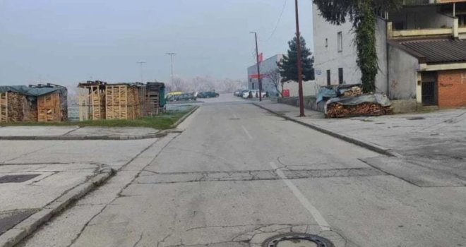 Tlo se ponovno otvorilo u Novom Travniku: Porodica evakuisana, rupa progutala drvo i prijeti kući