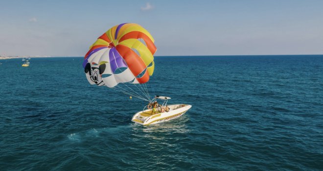 Tragedija u Budvi: Djevojka smrtno stradala tokom parasailinga