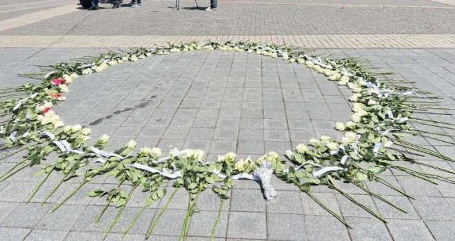 Ruže umjesto spomenika: Prijedor se prisjetio ubijene djece i bijelih traka, uvod u masovne zločine nad Bošnjacima i Hrvatima 