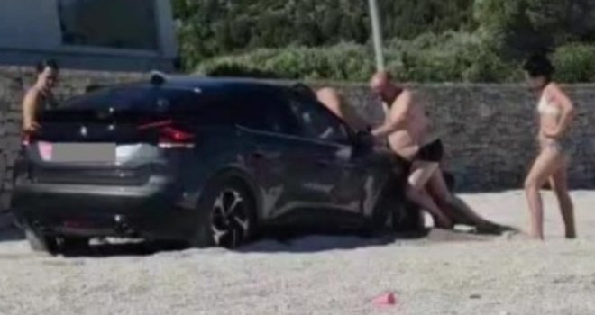  Nevjerovatne scene s Jadrana: Auto parkirali na tek nasutu plažu, a onda je krenuo pravi show