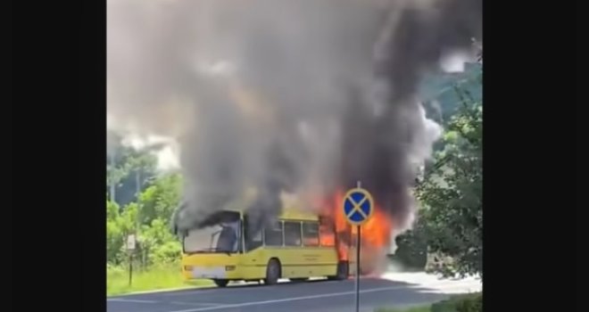 Buktinja na cesti: Zapalio se GRAS-ov autobus, potpuno izgorio... Ljudi svjedočili dramatičnim scenama