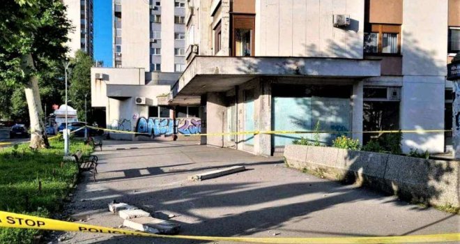 U Rudarskoj ulici obrušio se balkonski stub, komadi betona rasuli se po travnjaku i saobraćajnici 