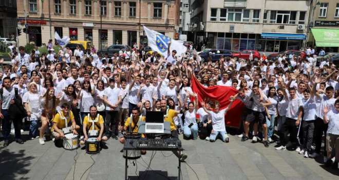 Maturanti osnovnih škola s područja općine Centar prodefilovalo sarajevskim ulicama
