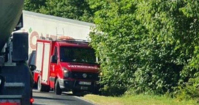 Teška saobraćajna nesreća na ulazu u Mostar: Sudarili se kamion i automobil, jedna osoba povrijeđena