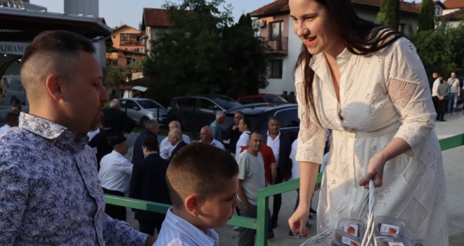 Načelnica Benjamina Karić dijelila baklave ispred džamije na Pofalićima