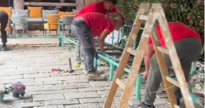 Uklonjena bašta popularnog kafića na Baščaršiji: Vlasnik najavio tužbu 