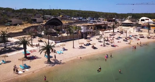 Haos na Jadranu, policija i inspektori uletjeli u luksuzni resort, gosti u šoku: 'Izbacili su nas po najvećoj vrućini!'