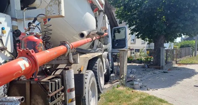 Šokantan prizor: Ogromnim kamionom uletio im u kuću i potpuno je uništio!