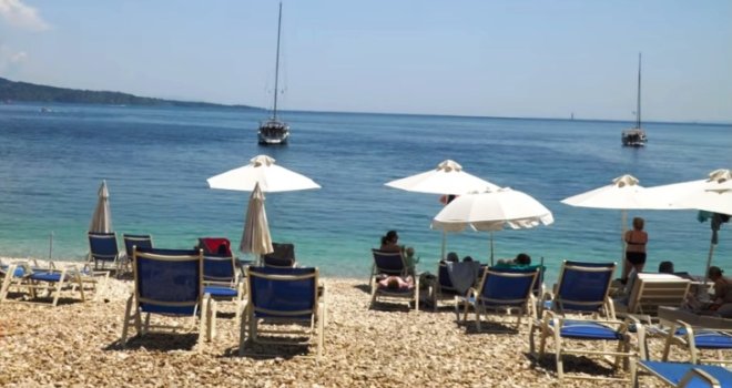 Slučaj iz komšiluka: Razapeli ga zbog odvratnog oglasa za ljetovanje, ženama ponudio besplatno pa ih izvrijeđao...