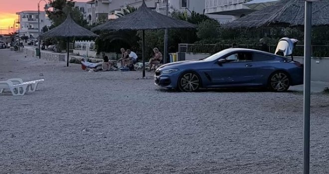 Novi nevjerovatan prizor sa plaže u Dalmaciji: Ako ste pas, ovdje ne možete! Ali ako ste automobil - može skoro do mora!