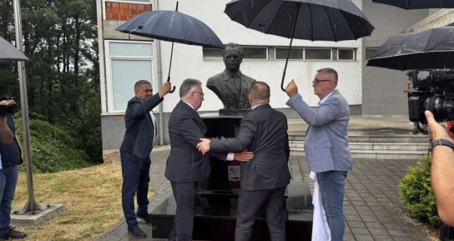 Nove provokacije iz Istočnog Sarajeva: Postavljanjem biste negatoru genocida izazvali međunarodnu osudu