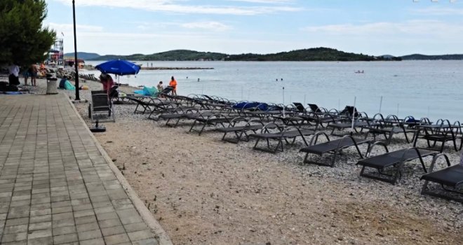  Pa, gdje su ti gosti na Jadranu?! Ovako izgleda plaža u špici sezone u poznatom ljetovalištu na hrvatskom primorju!