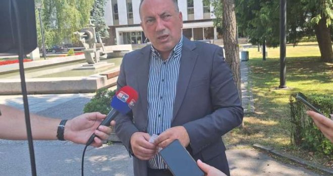 I konobar u BiH, ako mu na kraju smjene nedostaje 5 KM, mora to da nadoknadi... A kada neko ukrade milione - ništa!