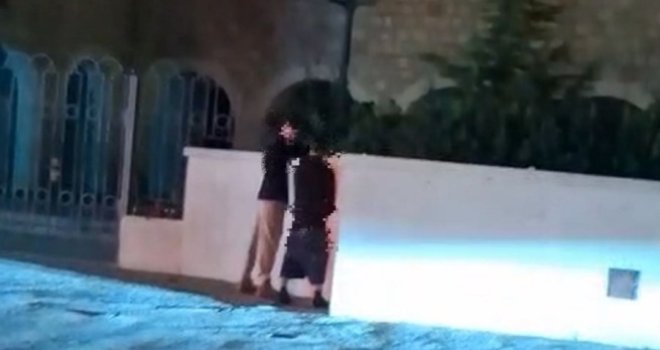 Opet turisti uriniraju gdje god stignu, makar to bilo uz zidove crkve: Prizor iz Splita izazvao bijes i ogorčenje