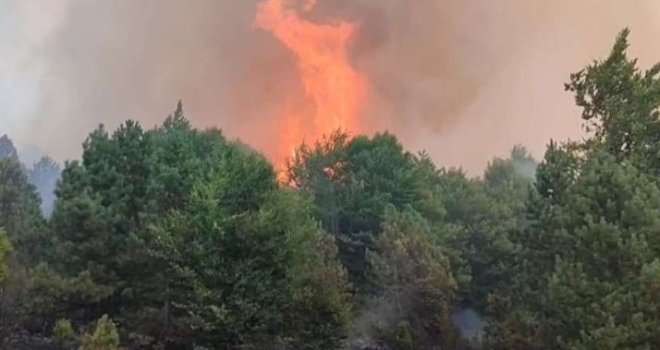 Požar u Prozor-Rami i dalje aktivan, situacija nije dobra, angažovani i helikopteri
